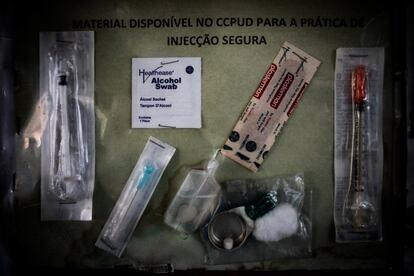 Muestra del paquete de inyección segura que suministra MSF y la ONG local Unidos a los usuarios de drogas que acuden al centro de Mafalala. Es la herramienta principal para evitar más contagios de VIH y hepatitis C, y consta de jeringa, aguja, la cuchara, agua destilada, algodón y tirita. En este espacio distribuyen unas 15.000 jeringuillas al mes, y también explican a los usuarios en qué partes del cuerpo y de qué manera inyectarse para no provocarse infecciones.