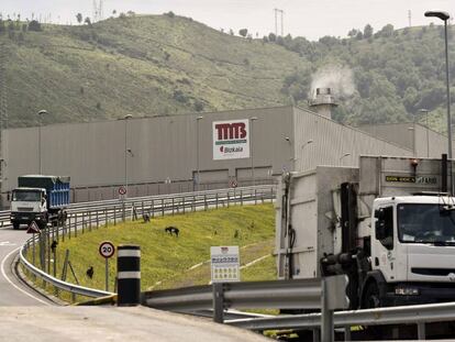 Dos camiones salen de la planta de tratamiento de residuos de Bilbao donde hoy ha aparecido el cad&aacute;ver de un beb&eacute;.