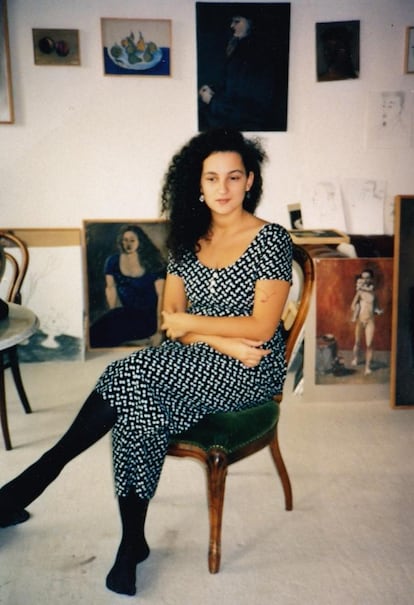 Elena Gosálvez Blanco, autora de este texto, en 1994 en el estudio de la pintora Anna Keel.