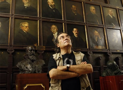 El cineasta argentino Eliseo Subiela, en la galería del Ateneo de Madrid.