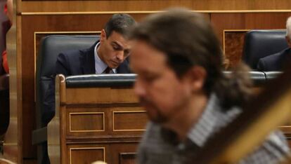 Pablo Iglesias pasa frente al presidente del Gobierno en funciones durante la primera jornada de la sesión de investidura. 