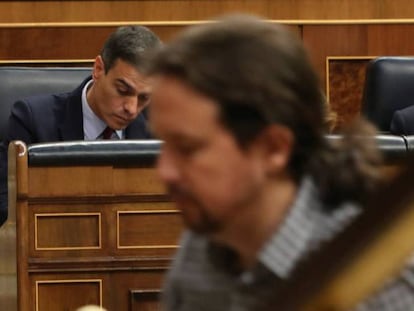 Pablo Iglesias pasa frente al presidente del Gobierno en funciones durante la primera jornada de la sesión de investidura. 