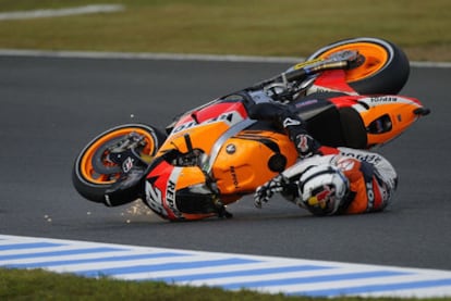 Dani Pedrosa, en el momento de su caída en el circuito de Motegi durante los entrenamientos libres del Gran Premio de Japón.