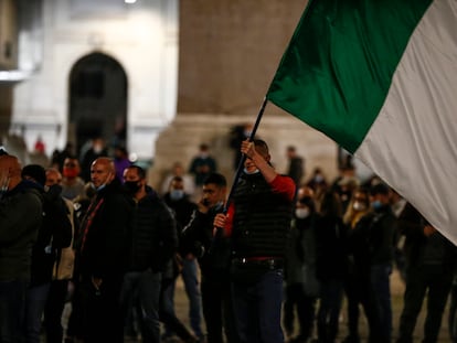 Los partidarios del partido Fuerza Nueva (Forza Nuova) participan en una protesta en la Piazza del Popolo, en Roma, contra el toque de queda nocturno que impuso el Gobierno.