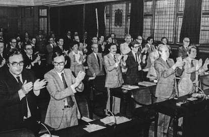 La Comisión Constitucional concluye con aplausos los debates sobre la Constitución.