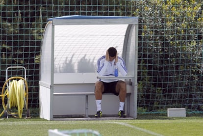 Cristiano Ronaldo, pensativo durante el entrenamiento de ayer del Madrid en Valdebebas.