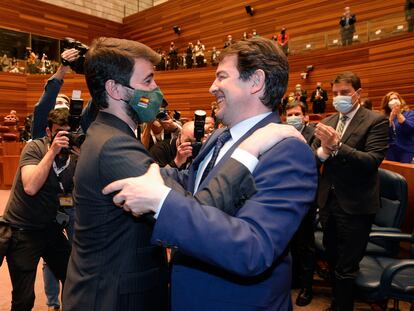 El reelegido presidente de la Junta de Castilla y León, Alfonso Fernández Mañueco, abraza a su nuevo vicepresidente, Juan García-Gallardo (izquierda), de Vox, tras el debate de investidura en Valladolid.