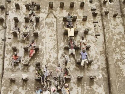 Fachada de la gran mezquita de Djenné, hecha de barro, en Malí.