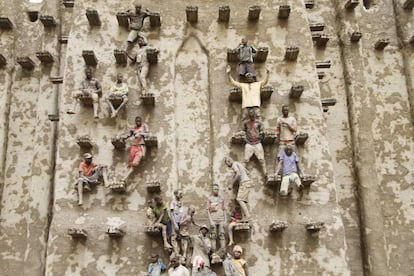 Fachada de la gran mezquita de Djenné, hecha de barro, en Malí.