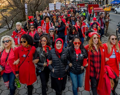 Nueva York se tiñó de rojo el pasado 8 de marzo, Día Internacional de la Mujer.