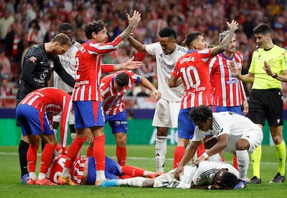 Robin Le Normand y Aurelien Tchouameni, en el suelo, tras chocar sus cabezas en el derbi entre Atlético y Real Madrid el 29 de septiembre.