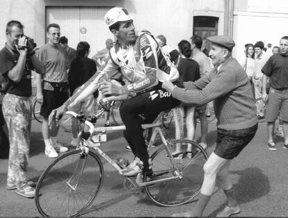 Un anciano intenta detener a Induráin para pedirle un autógrafo cuando se dirigía a un entrenamiento en Saint Girons, durante la segunda jornada de descanso del Tour de Francia en 1995.