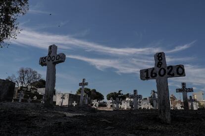 Vista este miércoles del cementerio de Irajá, en el norte de Río de Janeiro (Brasil). Brasil sumó este miércoles 52.788 muertes por coronavirus al completarse los 100 primeros días del registro de la primera víctima por la pandemia en el país, que ya es el segundo con más víctimas y más casos confirmados de la enfermedad en el mundo después de Estados Unidos.