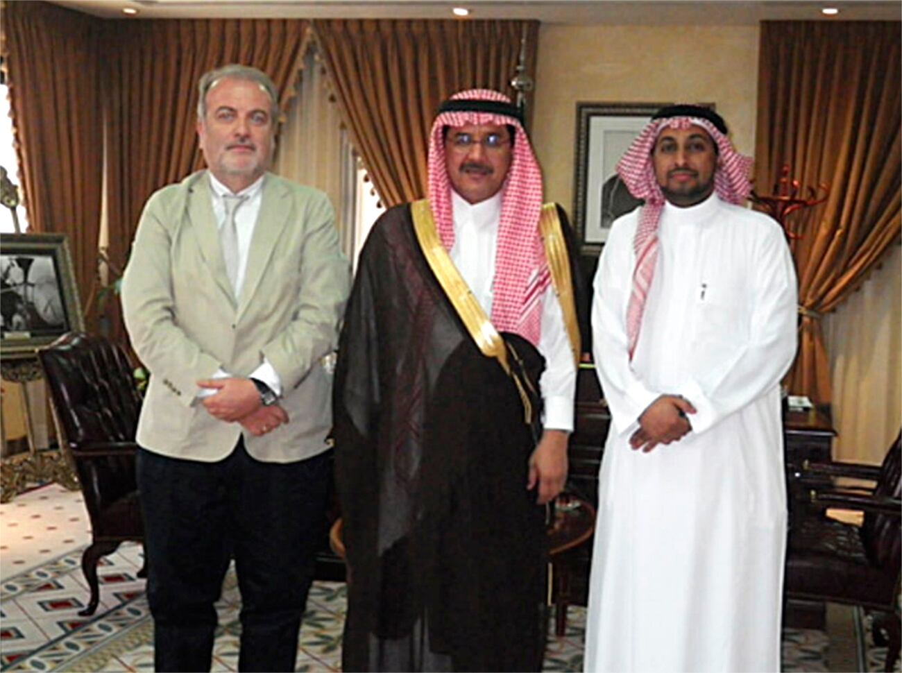 El químico Damià Barceló, en 2011, junto al príncipe saudí Ahmad bin Abdullah bin Abdul Rahman Al Saud (centro) y con el profesor Naif Abdullah Al-Harbi, de la Universidad Rey Saúd, en Riad.