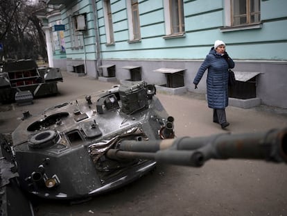 Una mujer camina junto a varios tanques rusos destruidos y expuestos en una calle de Kiev, este miércoles.
