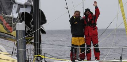 Los navegantes Unai Basurko y Bernard Stamm celebran el éxito del rescate.