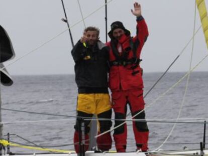 Los navegantes Unai Basurko y Bernard Stamm celebran el éxito del rescate.