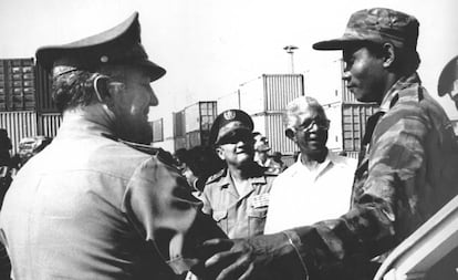 El general cubano Arnaldo Ochoa (izquierda) saluda a los soldados que vuelven de la guerra de Angola.