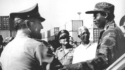El general cubano Arnaldo Ochoa (izquierda) saluda a los soldados que vuelven de la guerra de Angola.