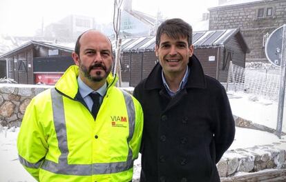 El exconcejal López de Miguel (derecha) junto al consejero de Transportes en noviembre de 2016.