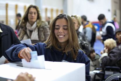 Una jove de 17 anys vota, per primer cop, a un centre de participació de Vilassar de Mar.