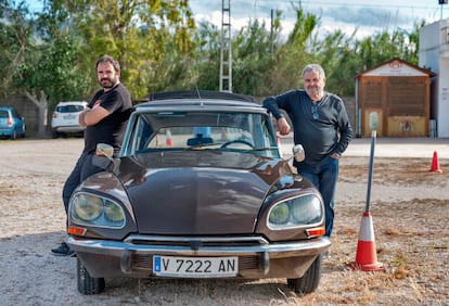 Carles MIralles, con su hijo Carles,, junto al Tiburón aparcado en el autocine de Dénia.