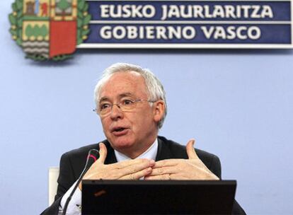 El consejero vasco de Justicia, Joseba Azkarraga, en la rueda de prensa de hoy en San Sebastián.