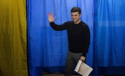 Volodymyr Zelenskiy saúda aos meios, neste domingo em um colégio eleitoral de Kiev.