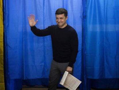 Volodymyr Zelenskiy saúda aos meios, neste domingo em um colégio eleitoral de Kiev.