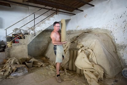 Álvaro Montaño, junto a su hermano Antonio, fabrica el botijo al modo tradicional en su taller de La Rambla (Córdoba).