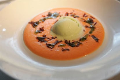 Salmorejo con helado de aceite de oliva.