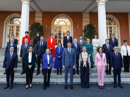 El presidente del Gobierno, Pedro Sánchez (c, abajo), posa para la foto de familia junto a los ministros del nuevo gabinete Nadia Calviño, vicepresidenta primera y Ministra de Economía, Comercio y Empresa; Yolanda Díaz, vicepresidenta segunda y Ministra de Trabajo y Economía Social; Teresa Ribera, vicepresidenta tercera y Ministra para la Transición Ecológica y el Reto Demográfico; María Jesús Montero, vicepresidenta cuarta y Ministra de Hacienda y de Función Pública; José Manuel Albares , ministro de Asuntos Exteriores, Unión Europea y Cooperación; Félix Bolaños, ministro de la Presidencia, Justicia y Relaciones con las Cortes; Margarita Robles (4i, segunda fila), ministra de Defensa; Fernando Grande-Marlaska (4d, segunda fila), ministro del Interior; Óscar Puente (3i, segunda fila), ministro de Transporte y Movilidad Sostenible; Pilar Alegría (3d, segunda fila), portavoz y ministra de Educación, Formación Profesional y Deportes; Jordi Hereu (2i, segunda fila), ministro de Industria y Turismo; Luis Planas (2d, segunda fila), ministro de Agricultura, Pesca y Alimentación; Ángel Víctor Torres (i, segunda fila), ministro de Política Territorial y Memoria Democrática; Isabel Rodríguez (d, segunda fila), ministra de Vivienda y Agenda Urbana; Ernest Urtasun (4d, tercera fila), ministro de Cultura; Mónica García (4i, tercera fila), ministra de Sanidad; Pablo Bustinduy (3d, tercera fila), ministro de Derechos Sociales, Consumo y Agenda 2030; Diana Morant (3i, tercera fila), ministra de Ciencia, Innovación y Universidades; Ana Redondo (2d, tercera fila), ministra de Igualdad; Elma Saiz (2i, tercera fila), ministra de Inclusión, Seguridad Social y Migraciones; José Luis Escrivá (d, tercera fila), ministro de Transformación Digital, y Sira Rego (i, tercera fila), ministra de Juventud e Infancia, antes del primer Consejo de Ministros de la XV legislatura celebrado este miércoles en el Palacio de La Moncloa. EFE/Juan Carlos Hidalgo