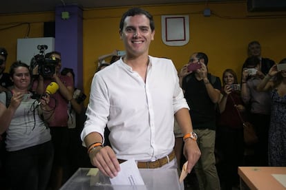 El candidato de Ciudadanos a la presidencia del Gobierno, Albert Rivera, vota en el Colegio Santa Marta de l'Hospitalet de Llobregat.