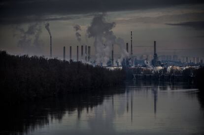 Una refinería en Feyzin en el río Ródano, cerca de Lyon (Francia).