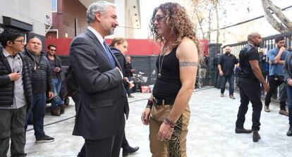 Antonio Banderas con el ministro de Cultura de Chile, Ernesto Ottone.