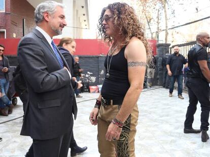 Antonio Banderas con el ministro de Cultura de Chile, Ernesto Ottone.