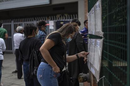 Una mujer busca información en un centro de votación al sur de Bogotá, el 13 de marzo de 2022.