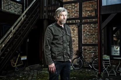 O escritor norueguês Karl Ove Knaugåard, em abril em Ystad.