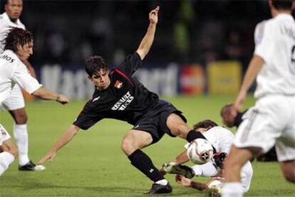 Juninho del Lyón da un pase en el estadio Gerland frente al Real Madrid.