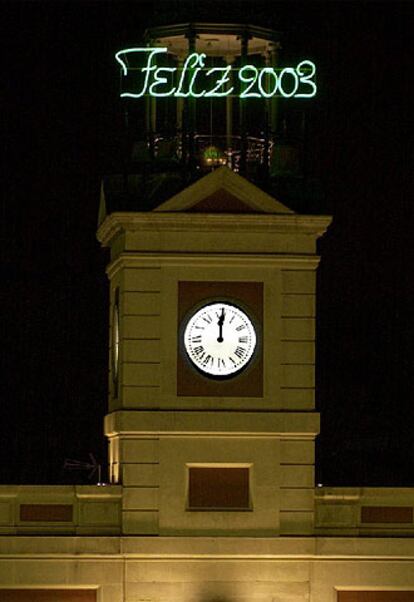 Miles de personas se concentran en la Puerta del Sol para seguir en directo las campanadas de fin de año en 2003.