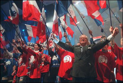 Jean-Marie Le Pen asiste a una convención del partido de extrema derecha francés Frente Nacional en Lyon, Francia, el 17 de febrero de 2002.