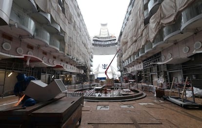 Parte del patio interior central del barco.