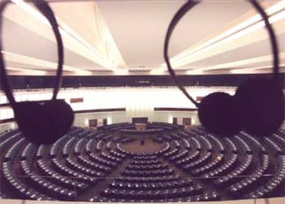 Una vista general del Parlamento Europeo de Estrasburgo desde las cabinas de los intérpretes.