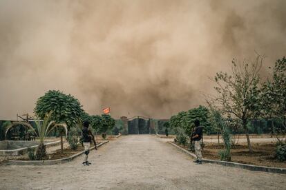 CAMPO DE HASAKA, SÍRIA, em 12 DE OUTUBRO: Os membros das forças de Sanadid, uma milícia do tribo de Shammar, montam guarda em sua base no campo de Hasaka enquanto uma tempestade de areia se aproxima. @martinsalicea 