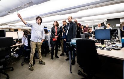 Un grupo de suscriptores de EL PAÍS visita la redacción de Madrid. 