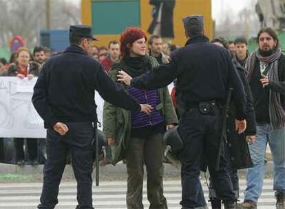 Manifestación frente a la comisaría donde se encontraban los dos detenidos, ayer.