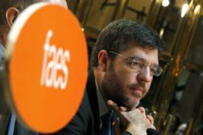 El secretario de Estado de Energía, Alberto Nadal, durante la presentación del estudio de FAES "Propuestas para una estrategia energética nacional", donde ha defendido la reforma energética aprobada por el Gobierno al considerar que da estabilidad al sector frente a la política "de buenos y malos" puesta en marcha por "gobiernos de otro signo".