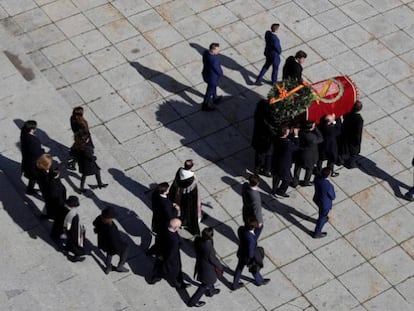 Familiares de Franco sacan el féretro de la basílica. 