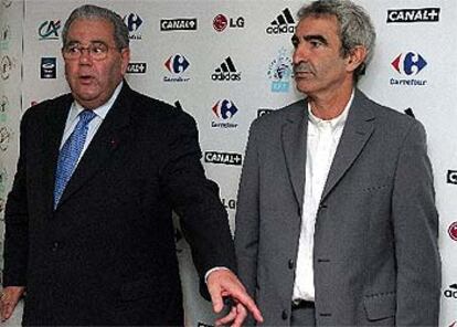 El presidente de la Federación Claude Simonet presenta a Raymond Domenech.