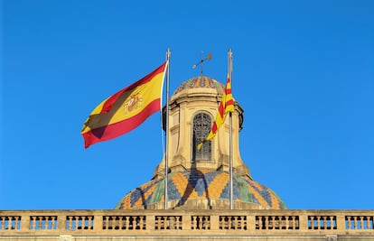 La bandera española y la senyera ondean en el Palau de la Generalitat al día siguiente de la declaración de independencia y la aplicación del artículo 155. 
